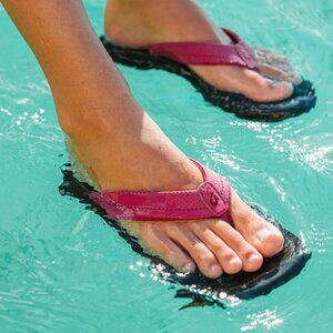 OluKai Ohana Water-Friendly Beach Toe Post Sandals - Raspberry - 10